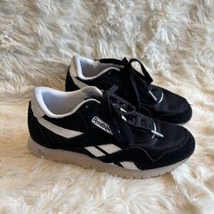 Reebok Classic Black & White Suede Running Round Toe Sneakers 2.5